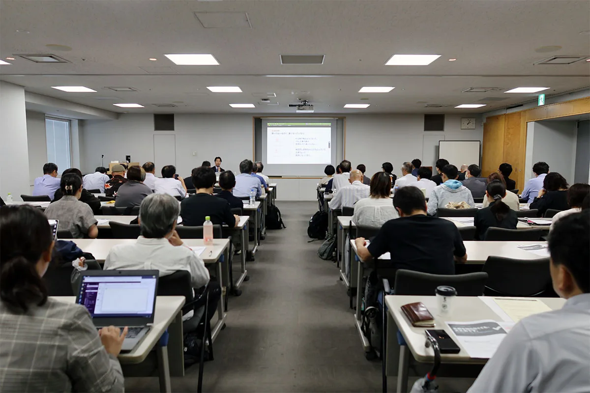 大阪産業創造館の会議室で、参加者がスクリーンに映したスライドを見ながらセミナーを受講している様子